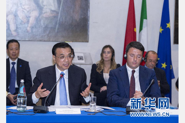 10月14日，中國(guó)國(guó)務(wù)院總理李克強(qiáng)在羅馬巴爾貝里尼宮與意大利總理倫齊共同會(huì)見(jiàn)中意企業(yè)家委員會(huì)委員及企業(yè)家代表并致辭。 新華社記者 王曄攝 