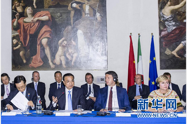 10月14日，中國(guó)國(guó)務(wù)院總理李克強(qiáng)在羅馬巴爾貝里尼宮與意大利總理倫齊共同會(huì)見(jiàn)中意企業(yè)家委員會(huì)委員及企業(yè)家代表并致辭。 新華社記者 王曄攝 