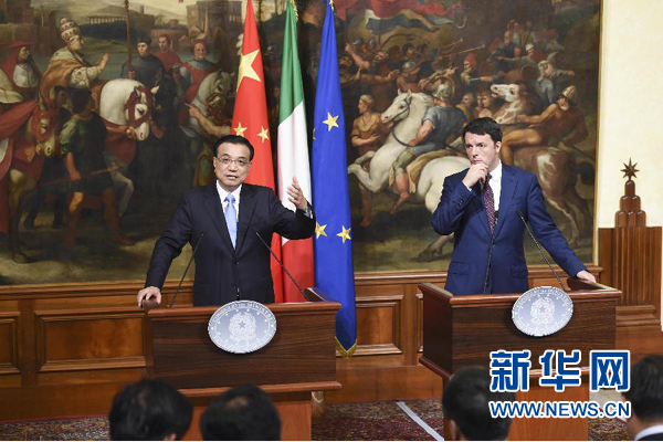 10月14日，國務(wù)院總理李克強在羅馬與意大利總理倫齊舉行會談后共同會見記者。 新華社記者 李學(xué)仁 攝