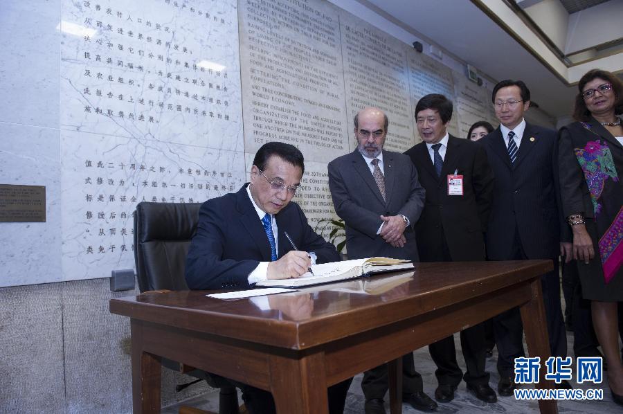 10月15日，中國(guó)國(guó)務(wù)院總理李克強(qiáng)在羅馬會(huì)見(jiàn)聯(lián)合國(guó)糧農(nóng)組織總干事格拉齊亞諾。這是李克強(qiáng)抵達(dá)后在貴賓簿上簽字。 新華社記者 王曄 攝