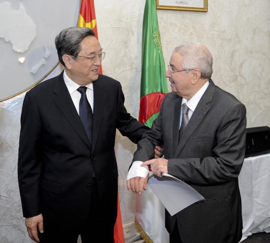 11月1日，正在阿爾及利亞進行正式友好訪問的全國政協(xié)主席俞正聲在阿爾及爾與阿民族院議長本&middot;薩拉赫舉行會談。這是俞正聲親切詢問本&middot;薩拉赫的手傷情況。新華社記者 張鐸 攝 