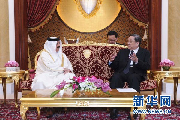 11月6日，正在巴林進(jìn)行正式友好訪問的全國政協(xié)主席俞正聲在麥納麥會(huì)見巴林國王哈馬德。 新華社記者 張鐸 攝