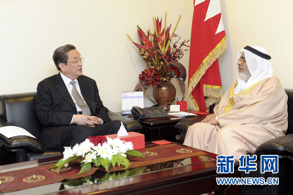 11月6日，正在巴林進(jìn)行正式友好訪問的全國政協(xié)主席俞正聲在麥納麥會(huì)見巴林國民議會(huì)議長兼眾議長扎赫拉尼。 新華社記者 張鐸 攝
