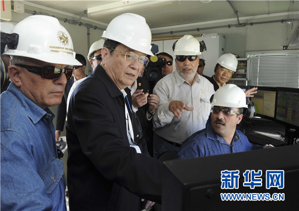 11月8日，正在約旦進行正式友好訪問的全國政協(xié)主席俞正聲在安曼參觀阿拉伯鉀肥公司。這是俞正聲在采鹽船上仔細詢問開采情況。 新華社記者 張鐸 攝