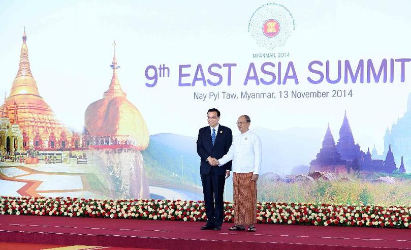 11月13日，中國(guó)國(guó)務(wù)院總理李克強(qiáng)在內(nèi)比都出席第九屆東亞峰會(huì)并發(fā)言。這是峰會(huì)開始前，東盟輪值主席國(guó)緬甸聯(lián)邦共和國(guó)總統(tǒng)吳登盛迎接李克強(qiáng)總理。新華社記者 李濤 攝 