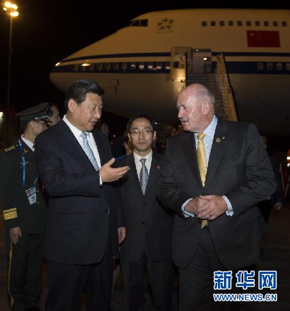 11月14日，中國國家主席習(xí)近平抵達(dá)布里斯班，出席二十國集團(tuán)領(lǐng)導(dǎo)人第九次峰會，并對澳大利亞進(jìn)行國事訪問。這是習(xí)近平在機(jī)場受到澳大利亞聯(lián)邦總督科斯格羅夫的迎接。新華社記者 李學(xué)仁 攝