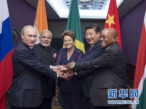 11月15日，金磚國家領(lǐng)導(dǎo)人非正式會晤在澳大利亞布里斯班舉行，中國國家主席習(xí)近平、巴西總統(tǒng)羅塞夫、俄羅斯總統(tǒng)普京、印度總理莫迪、南非總統(tǒng)祖馬出席。這是五國領(lǐng)導(dǎo)人在會晤前合影。新華社記者李學(xué)仁攝