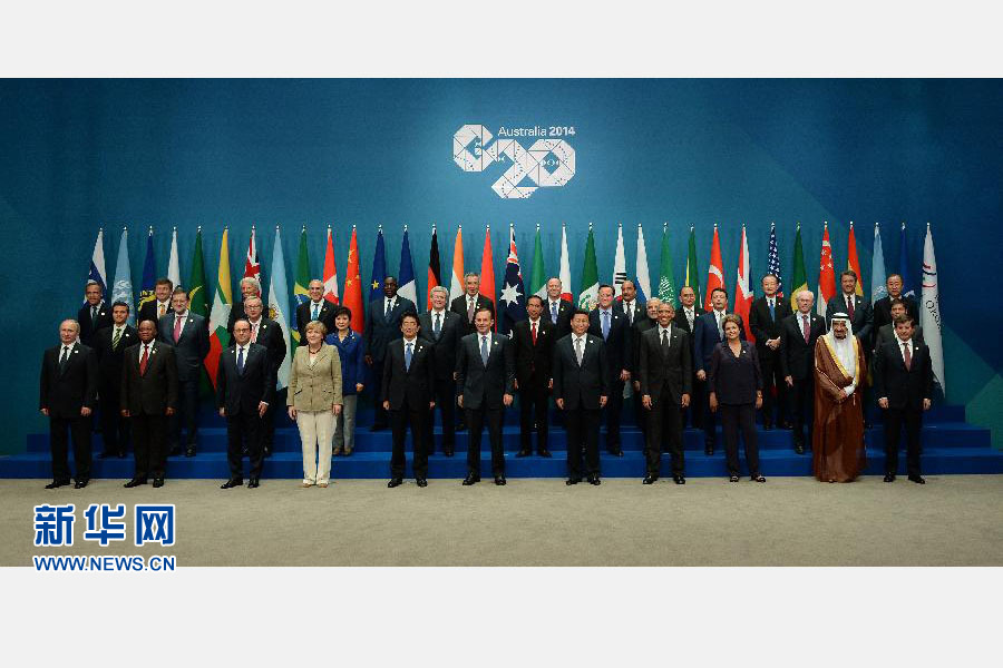 11月15日，二十國(guó)集團(tuán)領(lǐng)導(dǎo)人第九次峰會(huì)在澳大利亞布里斯班舉行。國(guó)家主席習(xí)近平出席會(huì)議并發(fā)表題為《推動(dòng)創(chuàng)新發(fā)展實(shí)現(xiàn)聯(lián)動(dòng)增長(zhǎng)》的重要講話。這是習(xí)近平主席同與會(huì)領(lǐng)導(dǎo)人合影。 新華社記者 馬占成 攝