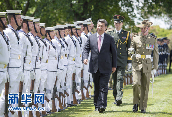 11月17日，中國國家主席習(xí)近平在堪培拉會見澳大利亞總督科斯格羅夫。會見前，科斯格羅夫在總督府草坪為習(xí)近平舉行隆重歡迎儀式。新華社記者謝環(huán)馳 攝 