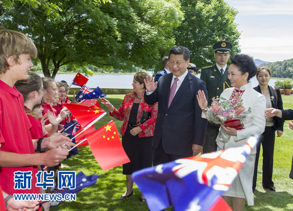 11月17日，中國國家主席習(xí)近平在堪培拉會見澳大利亞總督科斯格羅夫。會見前，科斯格羅夫在總督府草坪為習(xí)近平舉行隆重歡迎儀式。習(xí)近平和夫人彭麗媛抵達(dá)時，受到科斯格羅夫總督夫婦熱情迎接。新華社記者謝環(huán)馳 攝 