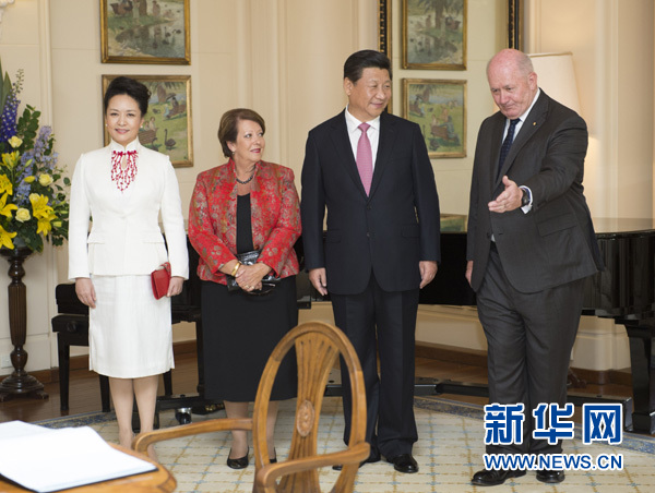 11月17日，中國國家主席習(xí)近平在堪培拉會見澳大利亞總督科斯格羅夫。會見前，科斯格羅夫在總督府草坪為習(xí)近平舉行隆重歡迎儀式。習(xí)近平和夫人彭麗媛抵達(dá)時，受到科斯格羅夫總督夫婦熱情迎接。新華社記者黃敬文 攝 