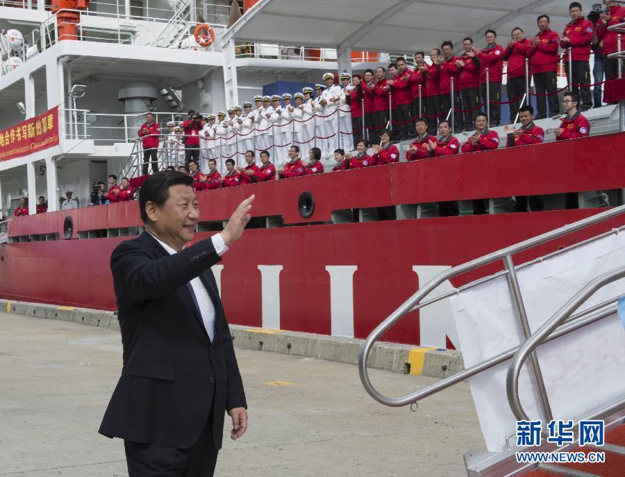 11月18日，正在澳大利亞塔斯馬尼亞州首府霍巴特訪問的中國國家主席習(xí)近平在澳大利亞總理阿博特陪同下參觀南極科考項目并慰問兩國科考人員。這是習(xí)近平在霍巴特港看望正在這里補給的&ldquo;雪龍&rdquo;號全體科考人員。新華社記者李學(xué)仁攝 