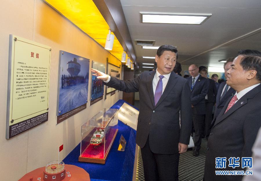 這是習(xí)近平參觀中國極地考察30周年圖片展。新華社記者李學(xué)仁攝 