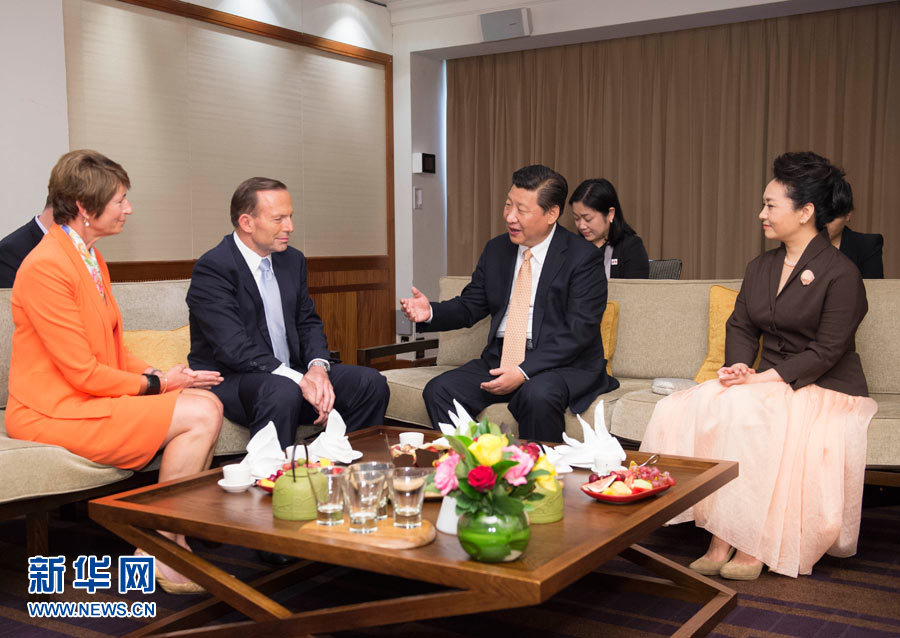 11月19日，國家主席習(xí)近平結(jié)束對澳大利亞的國事訪問。離開悉尼前，澳大利亞總理阿博特夫婦專門到習(xí)近平下榻飯店同習(xí)近平和夫人彭麗媛親切話別。新華社記者 黃敬文 攝