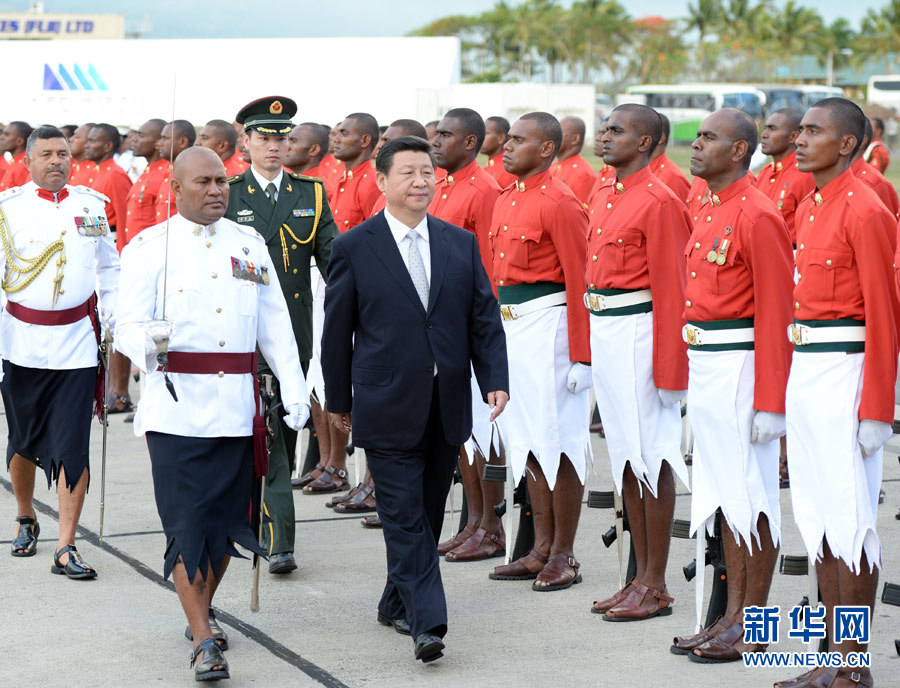 11月21日，國家主席習近平抵達楠迪，開始對斐濟進行國事訪問并將同太平洋建交島國領(lǐng)導人舉行會晤。這是習近平主席在機場出席斐濟總理姆拜尼馬拉馬舉行的隆重歡迎儀式。 新華社記者馬占成攝 
