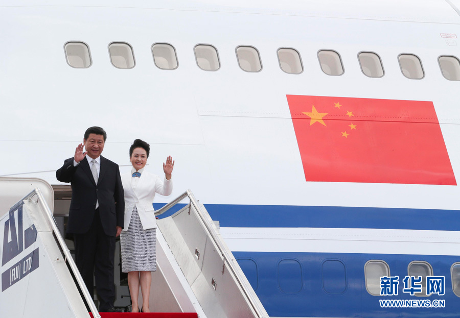11月21日，國家主席習近平抵達楠迪，開始對斐濟進行國事訪問并將同太平洋建交島國領(lǐng)導人舉行會晤。 這是習近平和夫人彭麗媛步出機艙。新華社記者丁林攝 