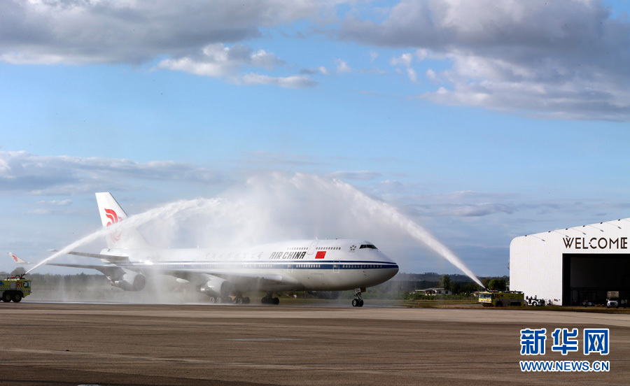  11月21日，國家主席習近平抵達楠迪，開始對斐濟進行國事訪問并將同太平洋建交島國領(lǐng)導人舉行會晤。圖為習近平乘坐的專機在楠迪國際機場跑道上滑行穿過&ldquo;水門&rdquo;，這是當?shù)亟o予最尊貴客人的禮遇，表達為客人&ldquo;洗塵&rdquo;。 新華社記者丁林攝 