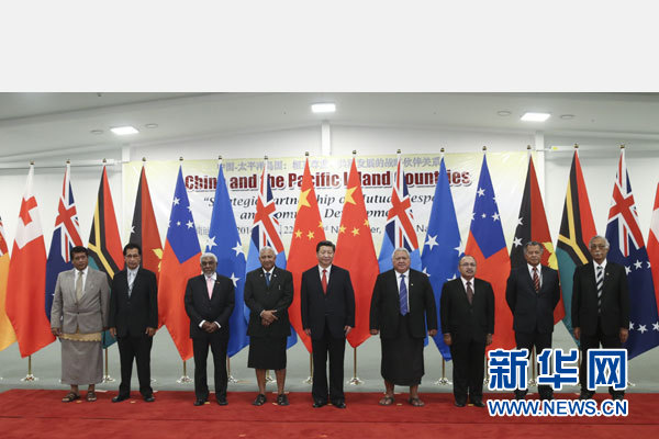 11月22日，國家主席習(xí)近平在楠迪同斐濟(jì)總理姆拜尼馬拉馬、密克羅尼西亞聯(lián)邦總統(tǒng)莫里、薩摩亞總理圖伊拉埃帕、巴布亞新幾內(nèi)亞總理奧尼爾、瓦努阿圖總理納圖曼、庫克群島總理普納、湯加首相圖伊瓦卡諾、紐?？偫硭忍窖髰u國領(lǐng)導(dǎo)人舉行集體會晤。姚大偉攝