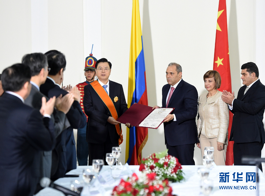 11月24日，正在哥倫比亞進(jìn)行正式友好訪問的全國人大常委會委員長張德江在波哥大與哥倫比亞國會主席兼參議長納梅舉行會談。 新華社記者鞠鵬 攝