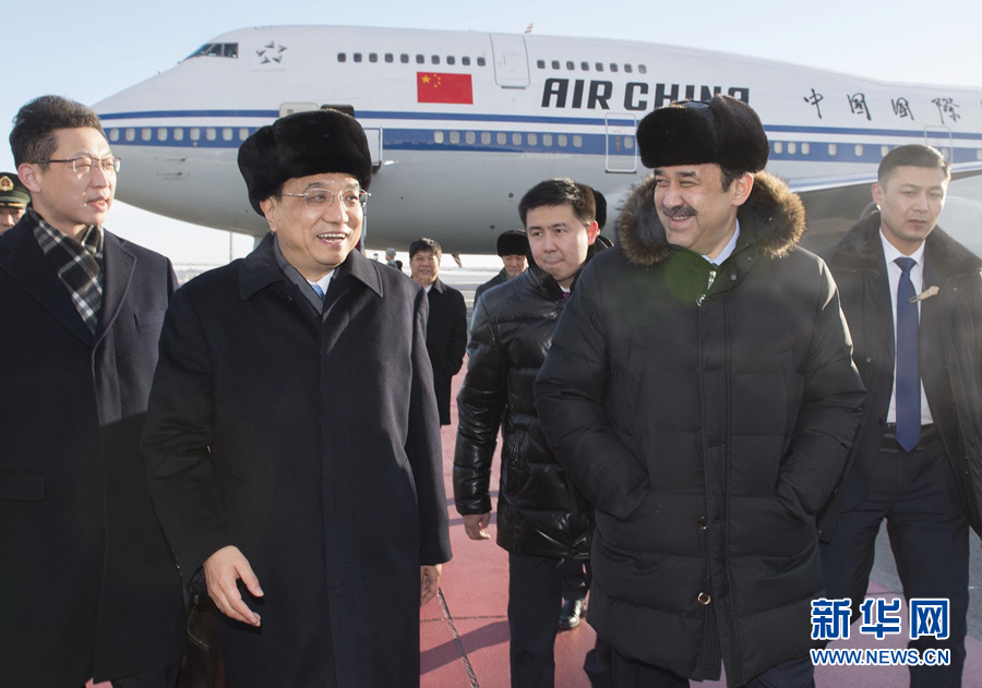  12月14日，應(yīng)哈薩克斯坦共和國總理馬西莫夫邀請，國務(wù)院總理李克強乘專機抵達阿斯塔納國際機場，開始對哈薩克斯坦進行正式訪問，舉行中哈總理第二次定期會晤，并出席上海合作組織成員國政府首腦理事會第十三次會議。這是馬西莫夫到機場迎接李克強。新華社記者 黃敬文 攝 
