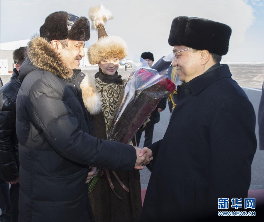 12月14日，應(yīng)哈薩克斯坦共和國總理馬西莫夫邀請，國務(wù)院總理李克強乘專機抵達阿斯塔納國際機場，開始對哈薩克斯坦進行正式訪問，舉行中哈總理第二次定期會晤，并出席上海合作組織成員國政府首腦理事會第十三次會議。這是馬西莫夫到機場迎接李克強。新華社記者 黃敬文 攝