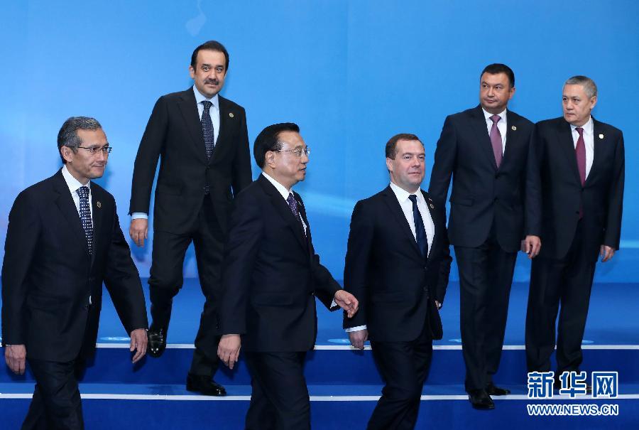 12月15日，中國國務院總理李克強在阿斯塔納出席上海合作組織成員國政府首腦理事會第十三次會議。這是與會領導人集體合影后走向會場。新華社記者 龐興雷 攝 