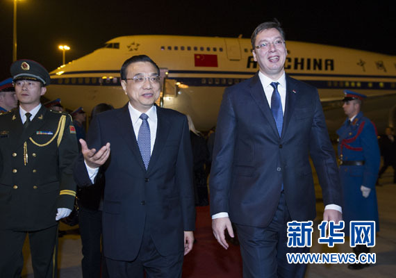 12月15日，國務(wù)院總理李克強(qiáng)抵達(dá)貝爾格萊德，出席中國－中東歐國家領(lǐng)導(dǎo)人會(huì)晤并正式訪問塞爾維亞，塞爾維亞總理武契奇到機(jī)場迎接。新華社記者 黃敬文 攝