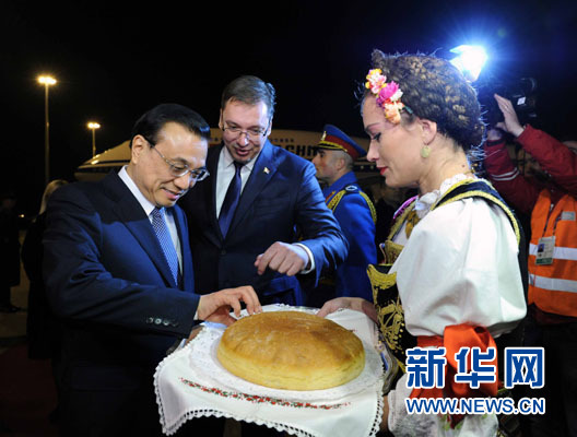 12月15日，國務(wù)院總理李克強(qiáng)抵達(dá)貝爾格萊德，出席中國－中東歐國家領(lǐng)導(dǎo)人會(huì)晤并正式訪問塞爾維亞，塞爾維亞總理武契奇到機(jī)場迎接。新華社記者 饒愛民 攝