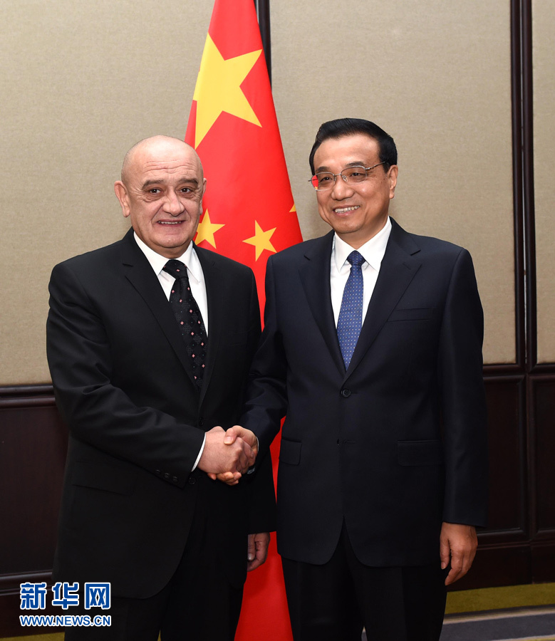 12月16日，中國國務(wù)院總理李克強在貝爾格萊德會見波黑部長會議主席貝萬達。 新華社記者 饒愛民 攝 