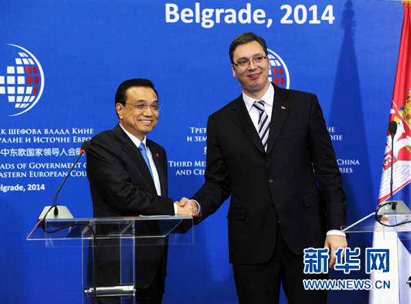 12月16日，國務(wù)院總理李克強(qiáng)在貝爾格萊德出席第三次中國-中東歐國家領(lǐng)導(dǎo)人會晤后，與塞爾維亞總理武契奇共同會見記者。 新華社記者饒愛民 攝
