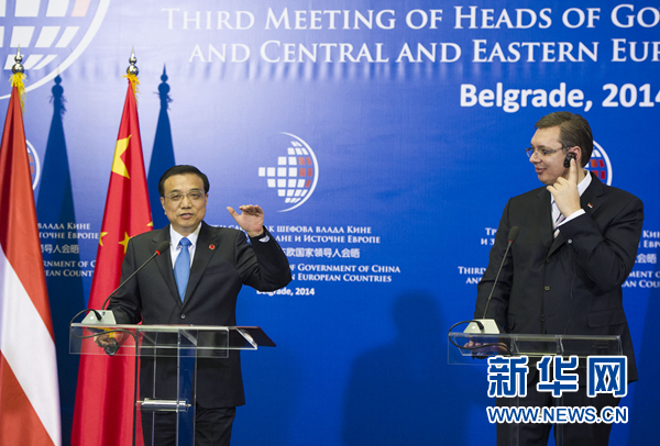 12月16日，國務(wù)院總理李克強(qiáng)在貝爾格萊德出席第三次中國-中東歐國家領(lǐng)導(dǎo)人會晤后，與塞爾維亞總理武契奇共同會見記者。 新華社記者黃敬文 攝