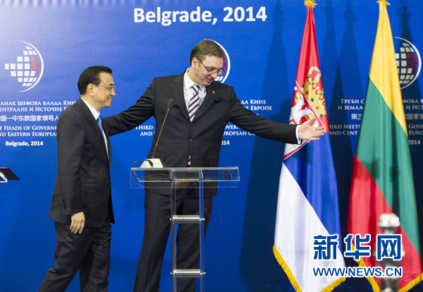 12月16日，國務(wù)院總理李克強(qiáng)在貝爾格萊德出席第三次中國-中東歐國家領(lǐng)導(dǎo)人會晤后，與塞爾維亞總理武契奇共同會見記者。 新華社記者黃敬文 攝