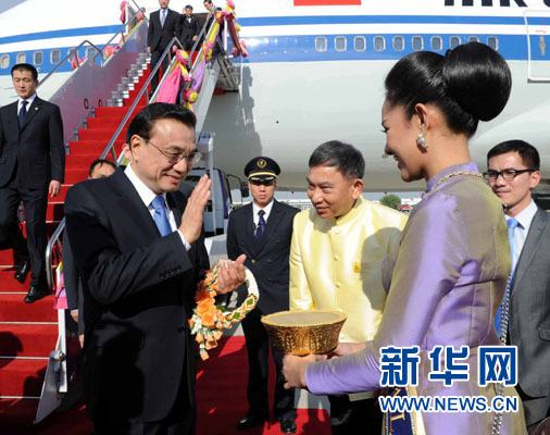 12月19日，中國國務(wù)院總理李克強(qiáng)抵達(dá)曼谷，出席大湄公河次區(qū)域經(jīng)濟(jì)合作領(lǐng)導(dǎo)人第五次會(huì)議。新華社記者饒愛民攝