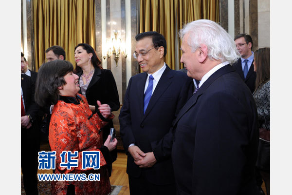 12月18日，中國(guó)國(guó)務(wù)院總理李克強(qiáng)在貝爾格萊德市政廳接受&ldquo;貝爾格萊德榮譽(yù)市民&rdquo;證書，塞爾維亞總理武契奇陪同出席。隨后，李克強(qiáng)同塞各界知名人士親切會(huì)見(jiàn)并互動(dòng)交流。這是李克強(qiáng)同漢學(xué)家波普&mdash;采尼奇夫婦親切交談。新華社記者 饒愛(ài)民 攝