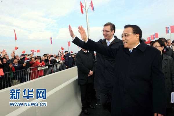 12月18日，中國國務(wù)院總理李克強(qiáng)在貝爾格萊德同塞爾維亞總理武契奇共同出席貝爾格萊德跨多瑙河大橋竣工儀式。這是李克強(qiáng)與武契奇在儀式現(xiàn)場向塞爾維亞群眾揮手致意。新華社記者 饒愛民 攝
