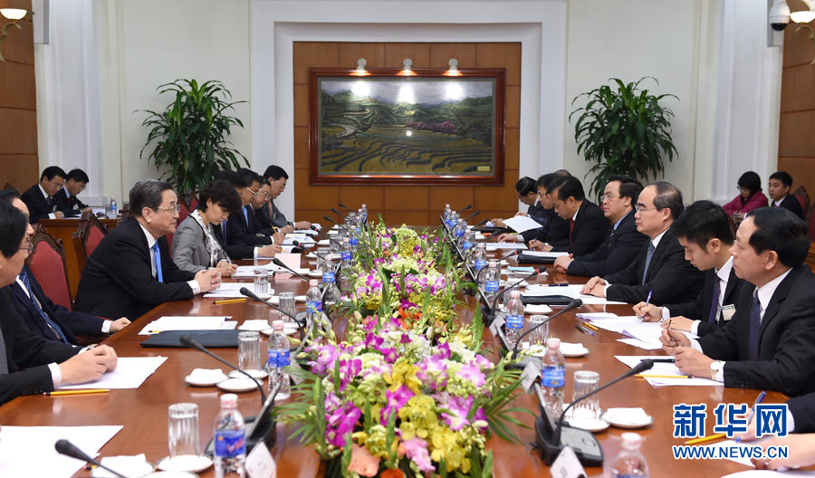 12月25日至27日，中共中央政治局常委、全國政協(xié)主席俞正聲對越南進行正式訪問。這是12月26日，俞正聲在河內(nèi)與越南祖國陣線主席阮善仁舉行會談。 新華社記者馬占成攝