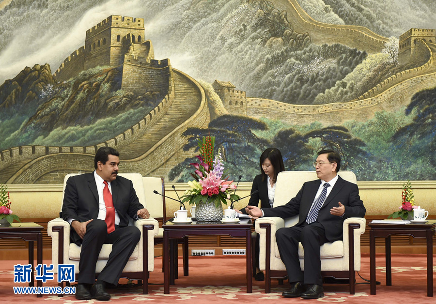 1月8日，全國人大常委會(huì)委員長(zhǎng)張德江在北京人民大會(huì)堂會(huì)見委內(nèi)瑞拉總統(tǒng)馬杜羅。 新華社記者 張鐸 攝 