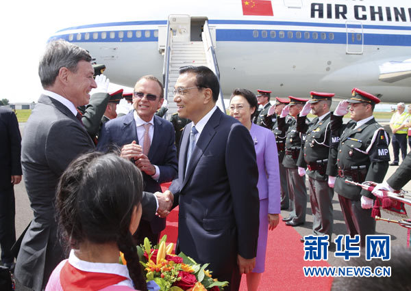當(dāng)?shù)貢r間6月28日下午，經(jīng)中歐雙方商定，國務(wù)院總理李克強(qiáng)乘專機(jī)抵達(dá)比利時首都布魯塞爾，出席第十七次中國歐盟領(lǐng)導(dǎo)人會晤。李克強(qiáng)總理夫人程虹同機(jī)抵達(dá)。歐盟和比利時政府高級官員到阿貝拉格機(jī)場迎接。新華社記者 龐興雷 攝 