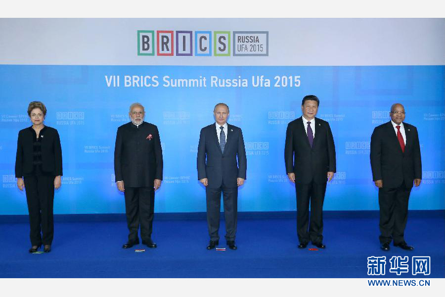 7月9日，金磚國家領(lǐng)導(dǎo)人第七次會晤在俄羅斯烏法舉行。中國國家主席習(xí)近平、俄羅斯總統(tǒng)普京、巴西總統(tǒng)羅塞夫、印度總理莫迪、南非總統(tǒng)祖馬出席。這是金磚國家領(lǐng)導(dǎo)人集體合影。新華社記者 龐興雷 攝