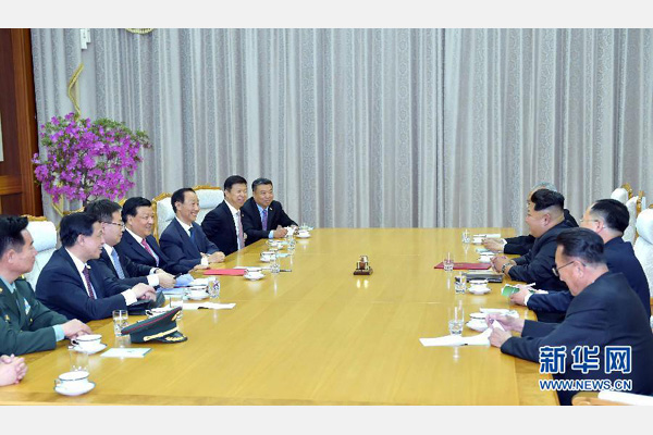 10月9日，中共中央政治局常委、中央書(shū)記處書(shū)記劉云山在平壤百花園迎賓館會(huì)見(jiàn)朝鮮勞動(dòng)黨第一書(shū)記金正恩。 新華社記者 李濤 攝 