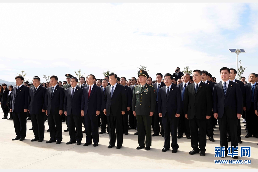 10月11日，中共中央政治局常委、中央書(shū)記處書(shū)記劉云山專程趕赴安州祭掃中國(guó)人民志愿軍烈士陵園，向中國(guó)人民志愿軍烈士敬獻(xiàn)花籃并默哀。 新華社記者 饒愛(ài)民 攝