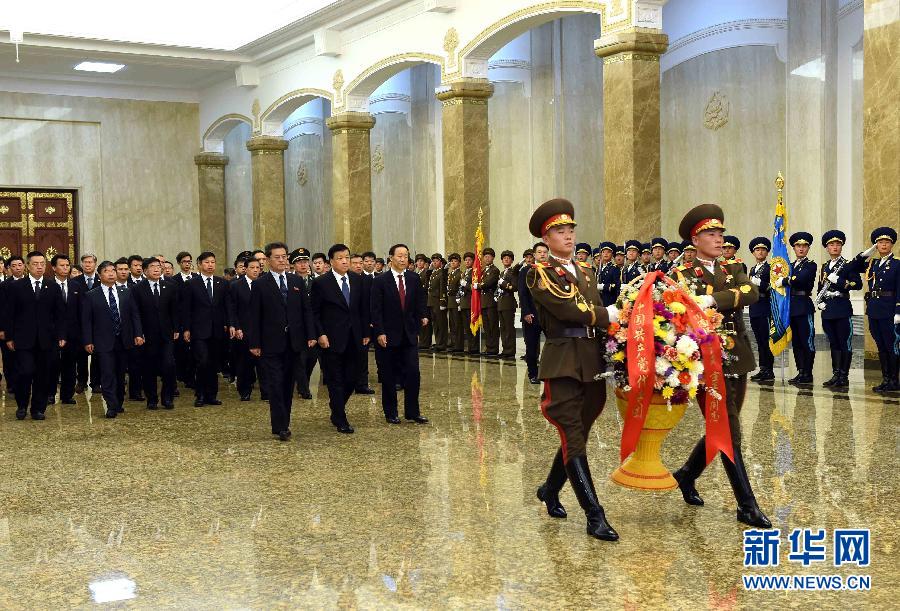 10月11日，中共中央政治局常委、中央書(shū)記處書(shū)記劉云山前往錦繡山太陽(yáng)宮，向金日成主席和金正日總書(shū)記塑像敬獻(xiàn)花籃。 新華社記者饒愛(ài)民攝