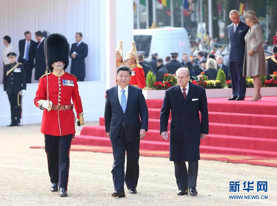 這是習(xí)近平在伊麗莎白二世女王的丈夫菲利普親王的陪同下檢閱儀仗隊(duì)。新華社記者 龐興雷 攝