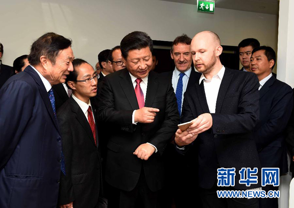 10月21日，國家主席習近平在倫敦參觀華為英國公司。 新華社記者 饒愛民 攝