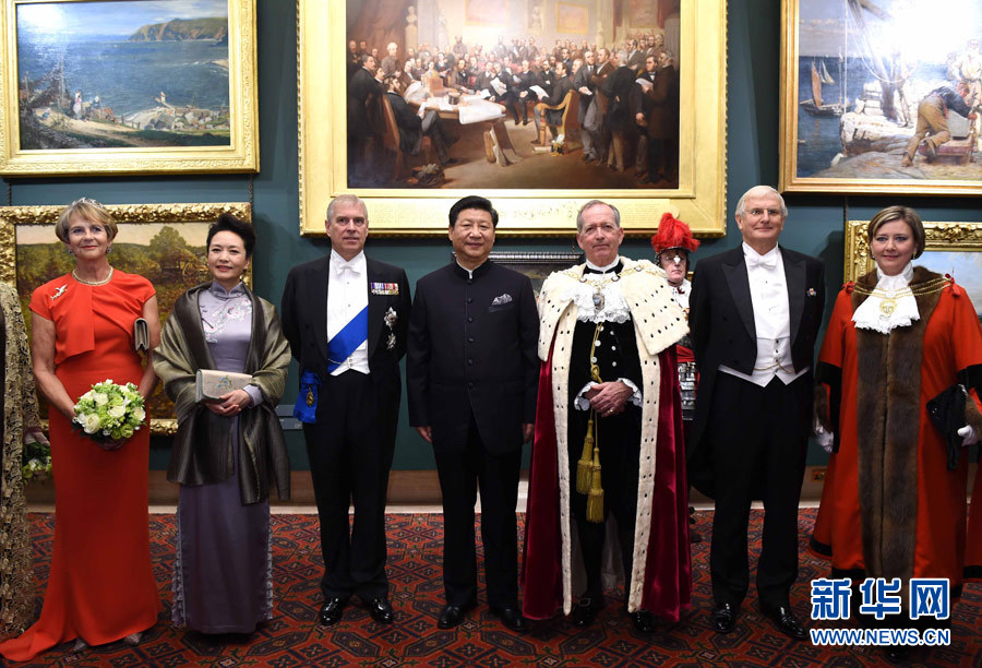 當?shù)貢r間10月21日，國家主席習近平在倫敦金融城市政廳發(fā)表題為《共倡開放包容共促和平發(fā)展》的重要演講。這是習近平和夫人彭麗媛同嘉賓合影。 新華社記者 饒愛民 攝