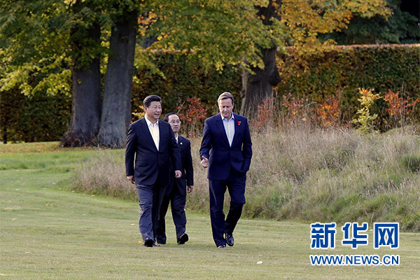 這是習(xí)近平與卡梅倫漫步草坪，邊走邊談。新華社記者 鞠鵬攝
