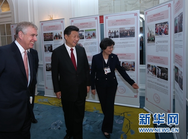 10月22日，國(guó)家主席習(xí)近平在倫敦出席全英孔子學(xué)院和孔子課堂年會(huì)開(kāi)幕式。這是習(xí)近平參觀全英孔子學(xué)院和孔子課堂成果圖片展。 新華社記者 龐興雷 攝