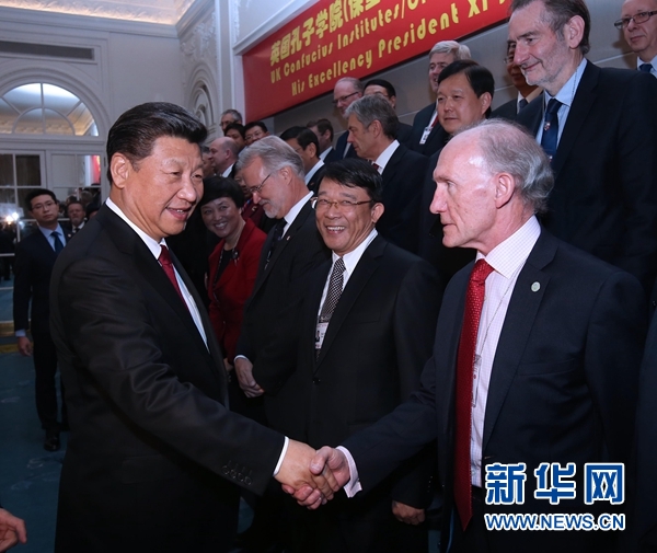 10月22日，國(guó)家主席習(xí)近平在倫敦出席全英孔子學(xué)院和孔子課堂年會(huì)開(kāi)幕式。這是習(xí)近平同參加開(kāi)幕式的嘉賓親切交談。 新華社記者 龐興雷 攝 