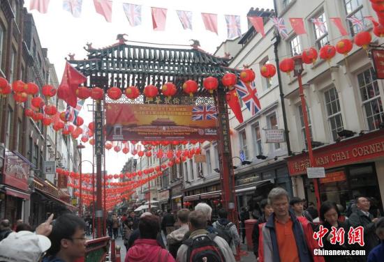 習(xí)近平主席訪問(wèn)英國(guó)，倫敦唐人街掛出大紅燈籠和中英兩國(guó)國(guó)旗。 <a target='_blank' ><p  align=