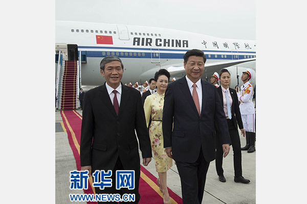 11月5日，中共中央總書(shū)記、國(guó)家主席習(xí)近平抵達(dá)越南首都河內(nèi)，開(kāi)始對(duì)越南進(jìn)行國(guó)事訪問(wèn)。這是越南高級(jí)官員到機(jī)場(chǎng)迎接習(xí)近平和夫人彭麗媛。新華社記者李學(xué)仁攝